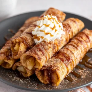 Apfelkuchen-Taquitos aus der Fritteuse, goldbraun & knusprig.